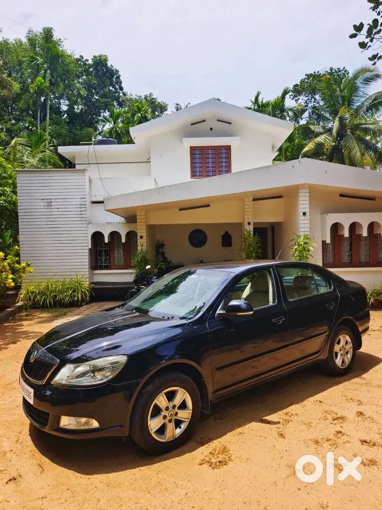 Black Skoda Laura 1.8tsi