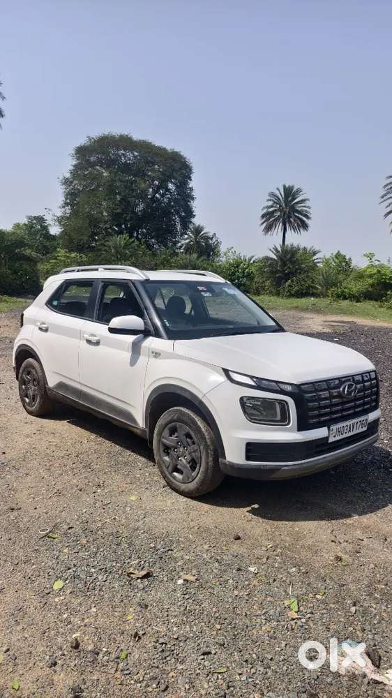 Hyundai Venue 2025 Petrol 14000 Km Driven