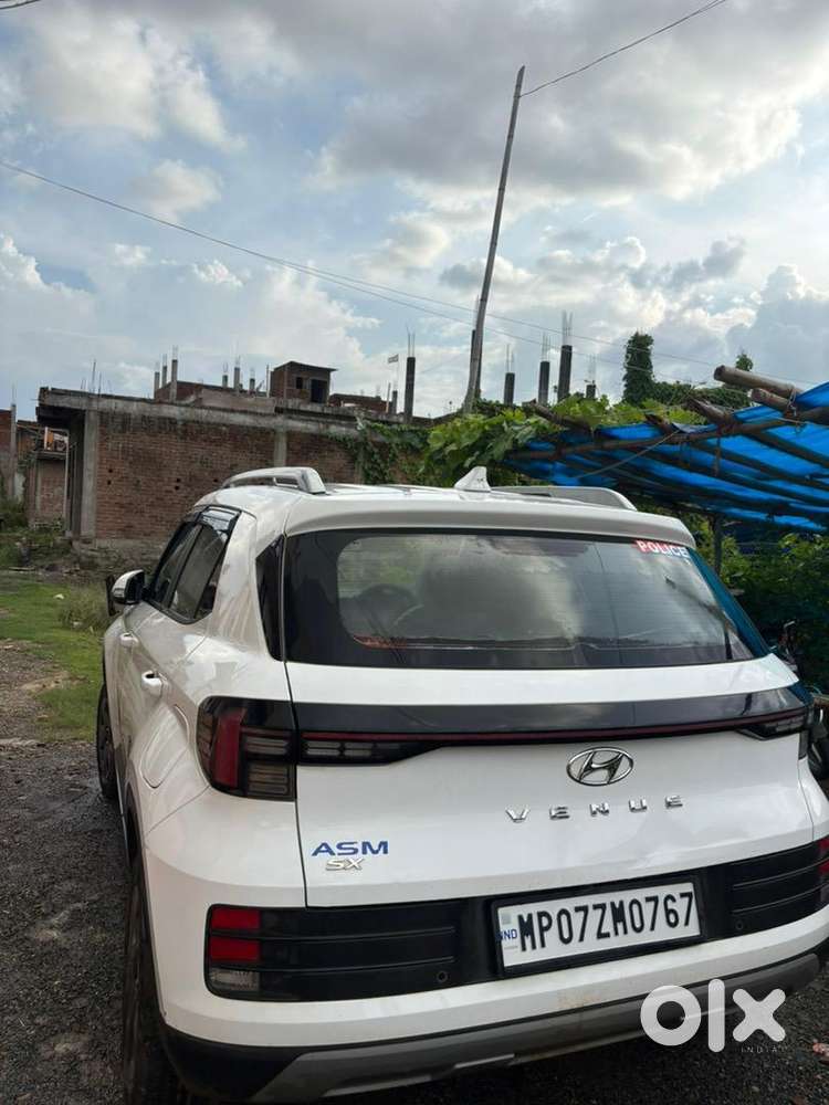 Hyundai Venue 2024 Petrol Well Maintained