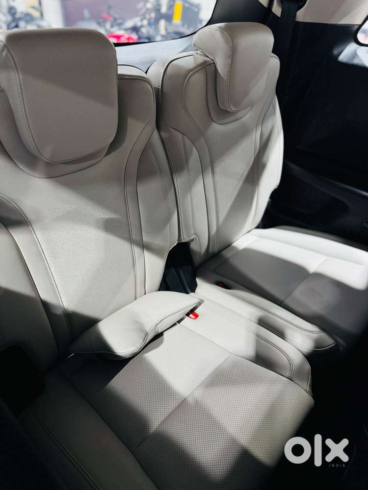 Mahindra Xuv700 2.0 Ax 7 Petrol Mt Str, 2022, Petrol