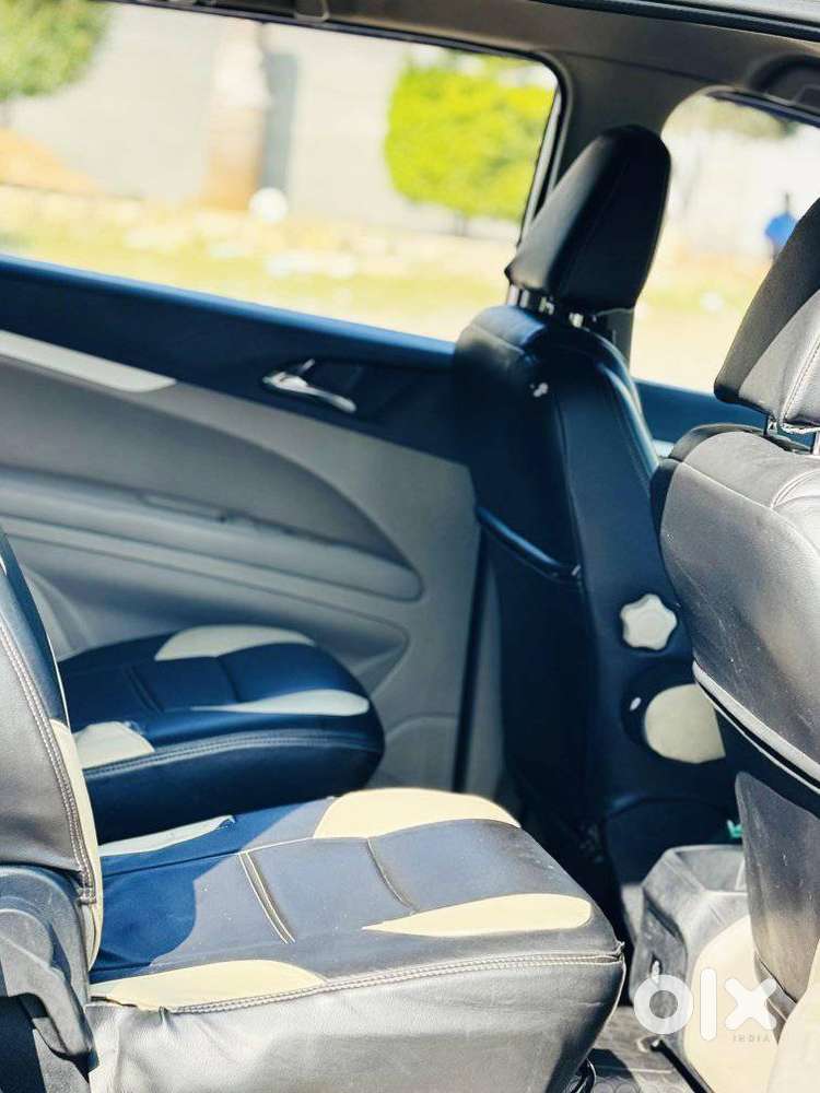 Mahindra Marazzo M6, 2018