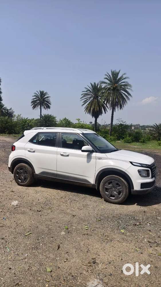 Hyundai Venue 2025 Petrol 14000 Km Driven