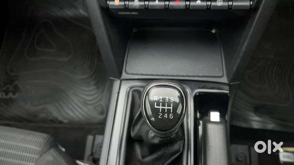 Mahindra Xuv700 2.0 Ax 5 Petrol Mt 7 Str, 2022, Petrol