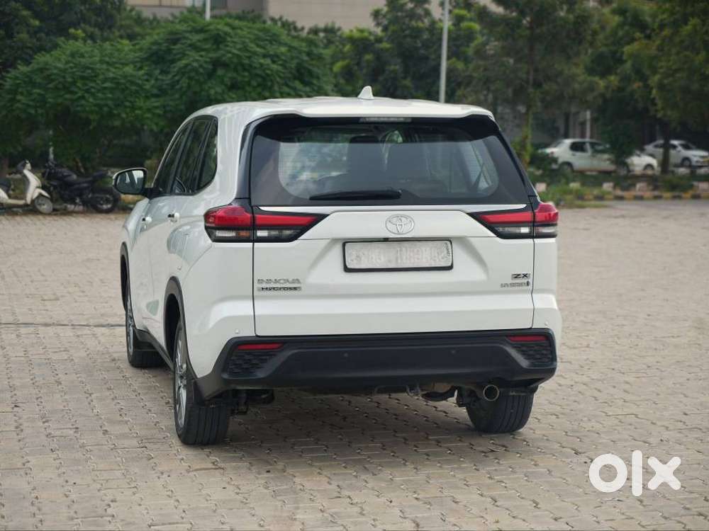 Toyota Innova Hycross 2.0 Zx Hybrid 7 Str, 2024, Petrol