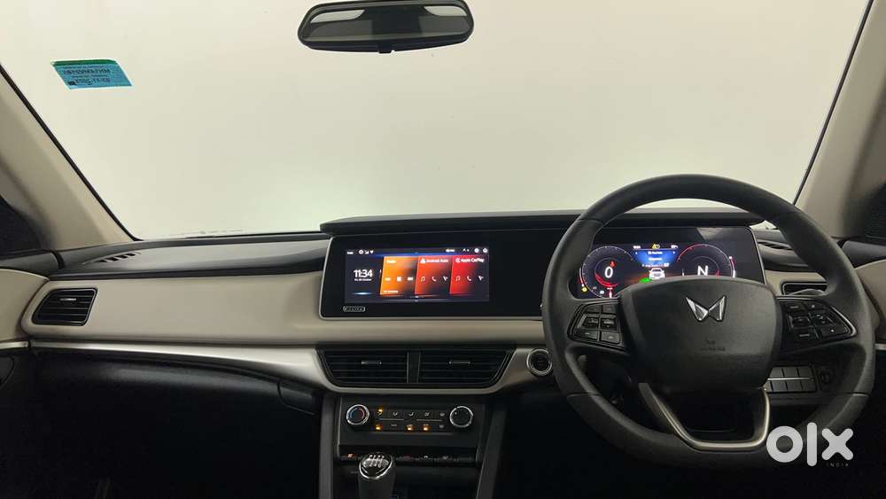 Mahindra Xuv700 2.0 Ax 5 Petrol Mt 7 Str, 2025, Petrol