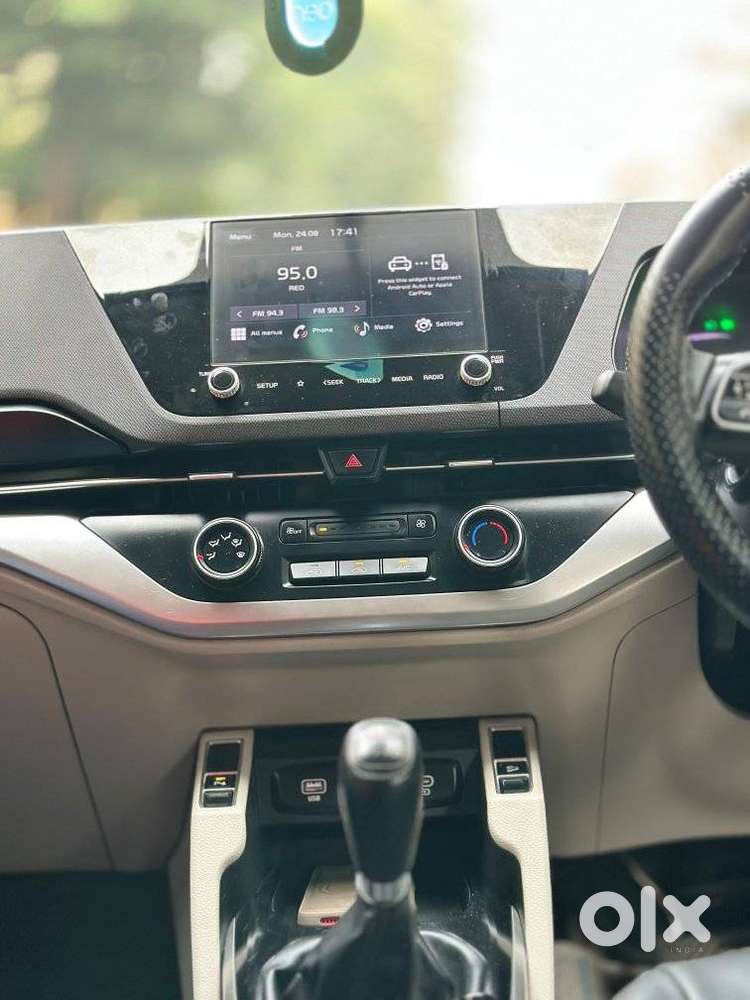 Kia Carens, 2023, Petrol