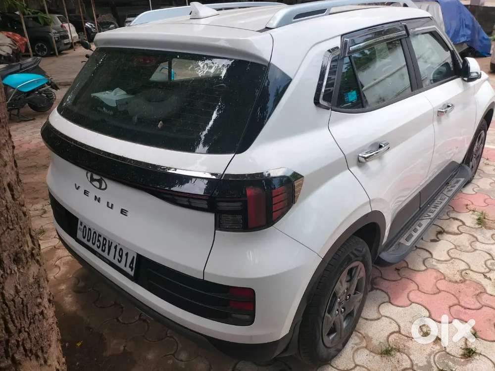 Hyundai Venue 2024 Petrol 8000 Km Driven