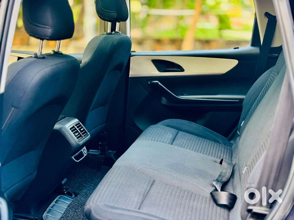 Mahindra Xuv700 Ax 5 Petrol Mt Str (e), 2022, Petrol