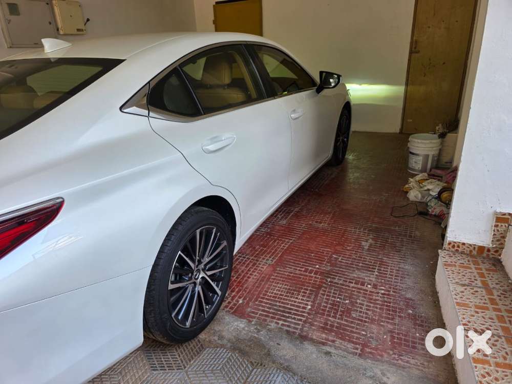 2023 Lexus Es 300h  Single Owner  Only 2,500 Km