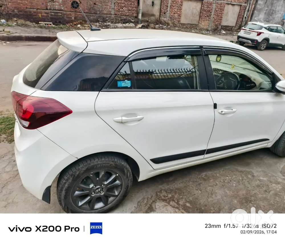 Well Maintained Polar White Coloured I20 (2020) Petrol Sports Manual