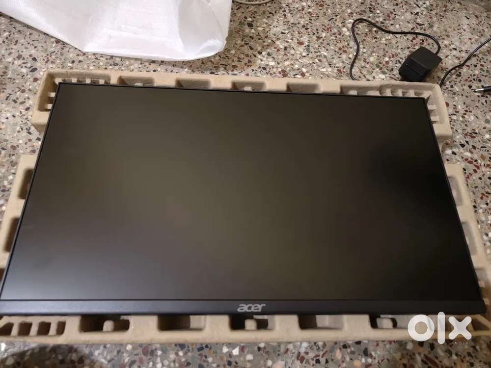 Monitor 22 inch display only 4 days old box fees all kit available