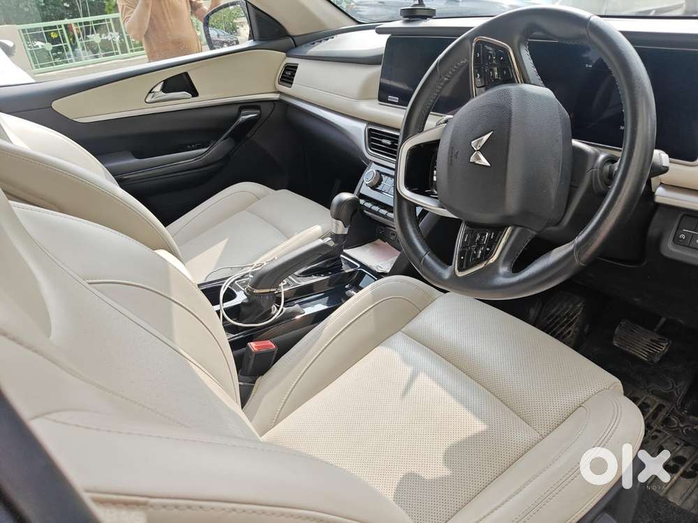 Mahindra Xuv700 2.0 Ax 7 Petrol At Str, 2024, Petrol