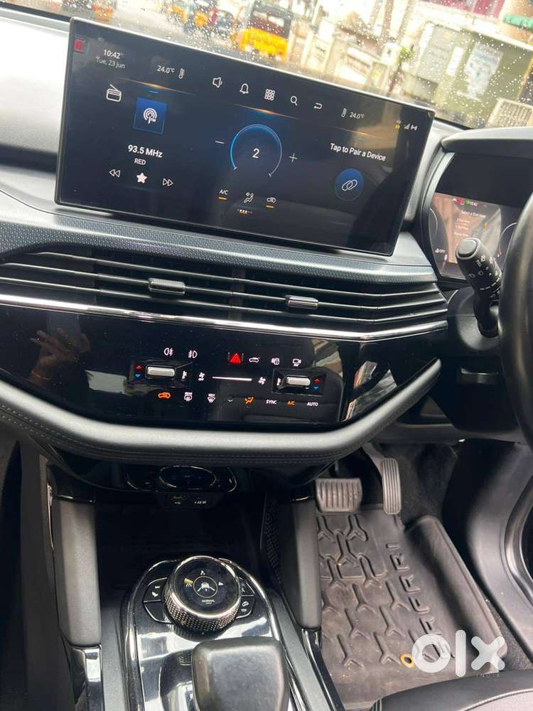 Tata Safari Accomplished+ Automatic (at) 2024  Top Model  Black