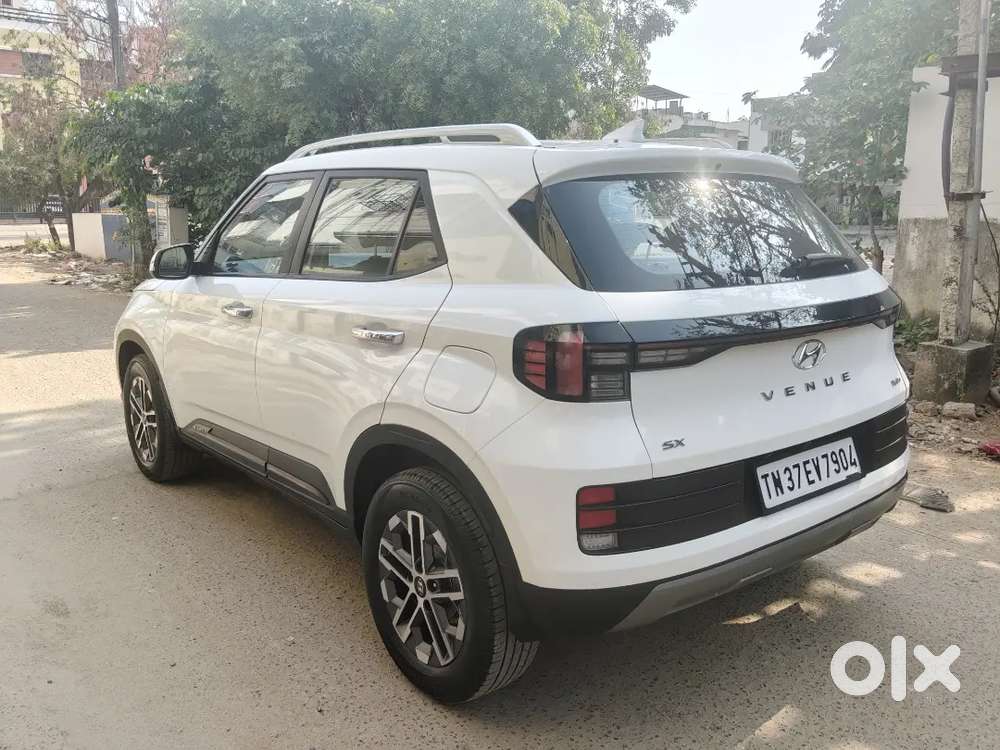 Hyundai Venue 2024 Petrol 10000 Km Driven