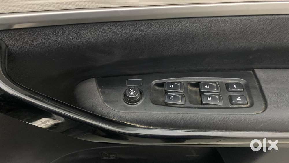 Mahindra Xuv700 2.0 Ax 5 Petrol Mt Str, 2022, Petrol