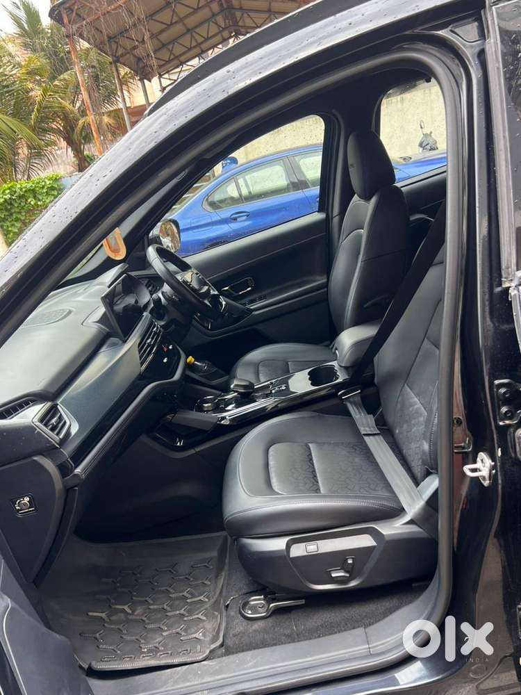 Tata Safari Accomplished+ Automatic (at) 2024  Top Model  Black