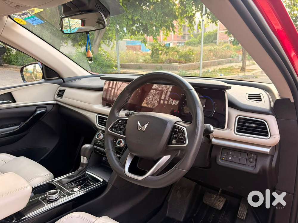 Mahindra Xuv700 2.0 Ax 7 Petrol At Str, 2023, Petrol