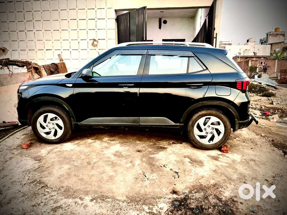 Hyundai Venue 2025 Petrol 11000 Km Driven