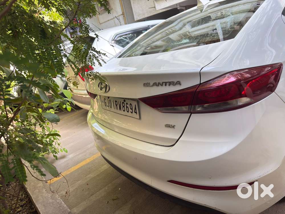 Hyundai Elantra - Manual- Diesel- Drives Like A New Car