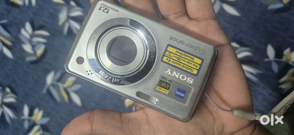 Sony camera with charger , screen blur