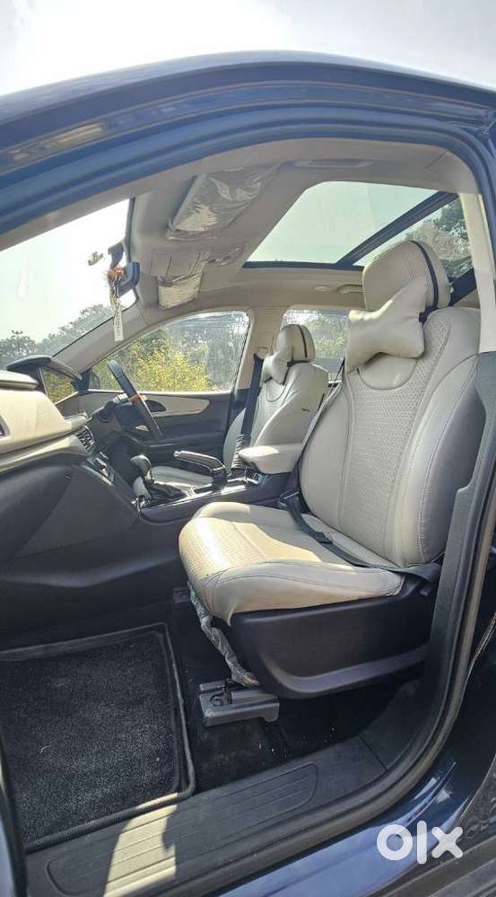 Mahindra Xuv700 2.2 Ax 5 Diesel At Str, 2022, Diesel