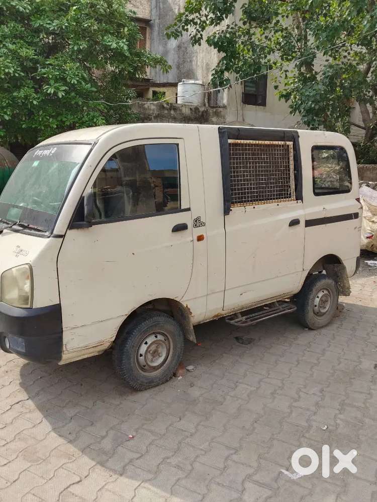 Mahindera Maximo School Van Model 2013 Private Number