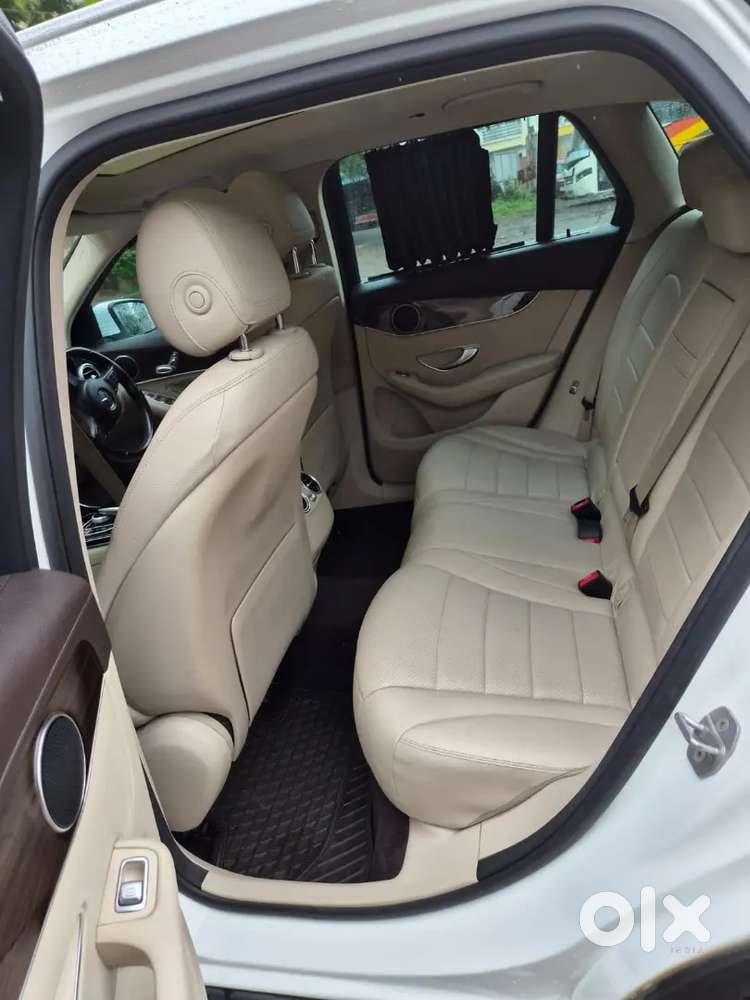 White - Mercedes Benz 220d 4 Matic