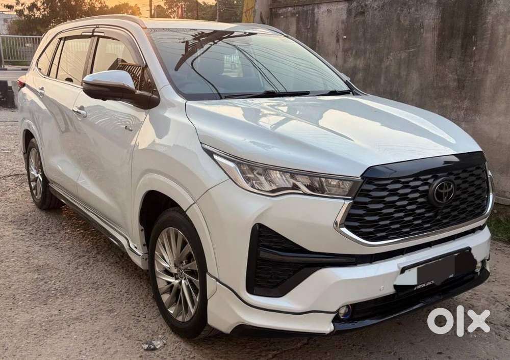 Toyota Innova Hycross, 2025, Petrol