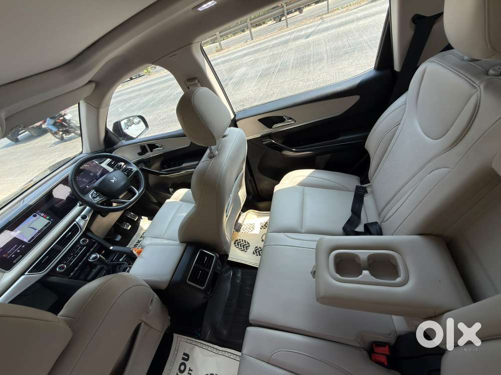Mahindra Xuv700 Ax7 Awd, 2022, Petrol