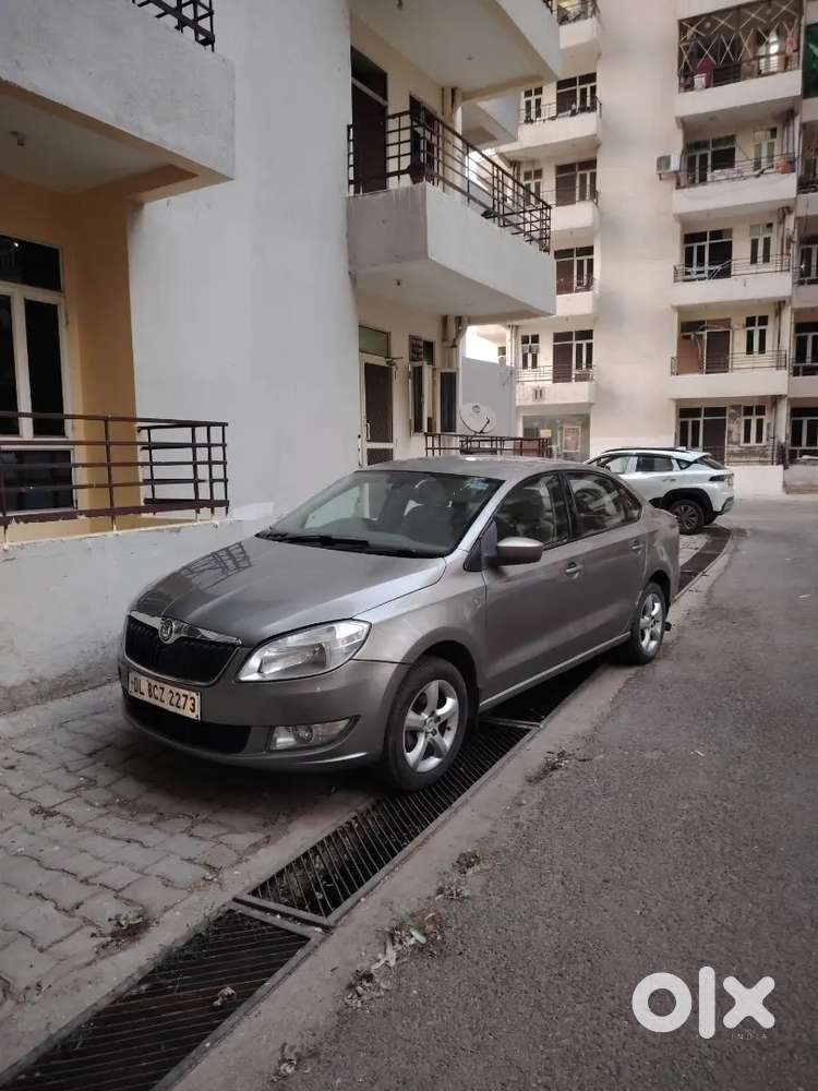 Skoda Rapid 2013 Petrol 85000 Km Driven Delhi Number