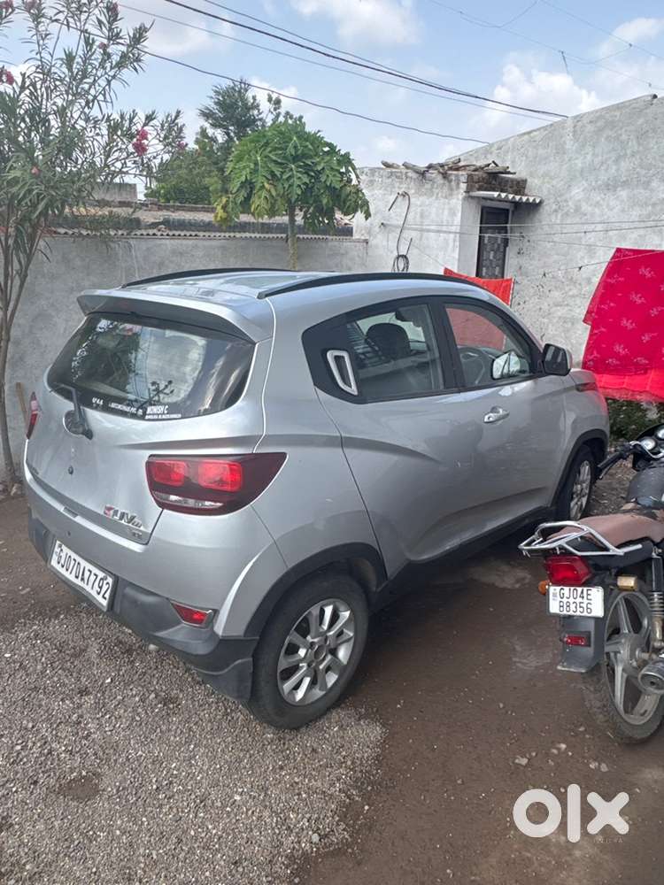 Mahindra Kuv 100