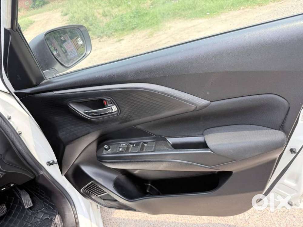 Maruti Suzuki Swift Vxi Ags, 2025, Petrol