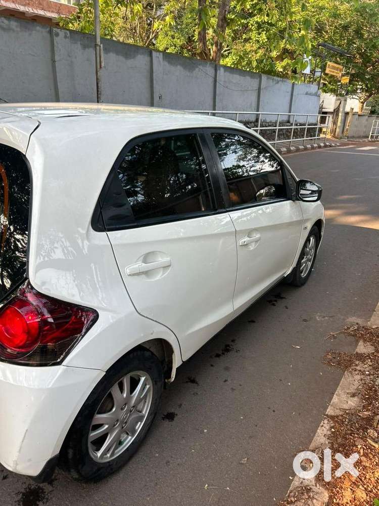 White Full Option V,a/c,power Steering,power Window And Alloy Wheels