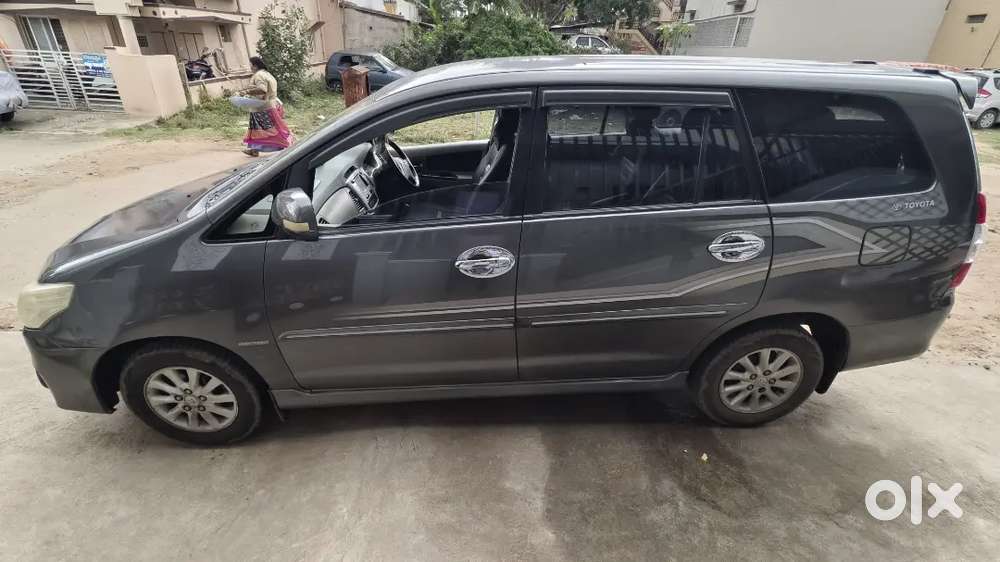 Toyota Innova 2.5 V 7 2012