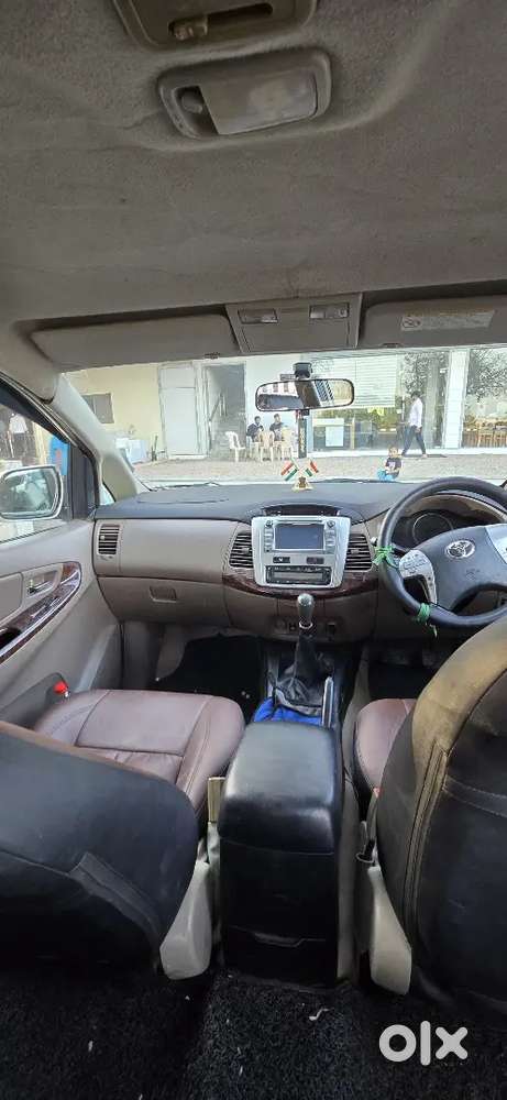 Toyota Innova Car 2.5v 7 Setar