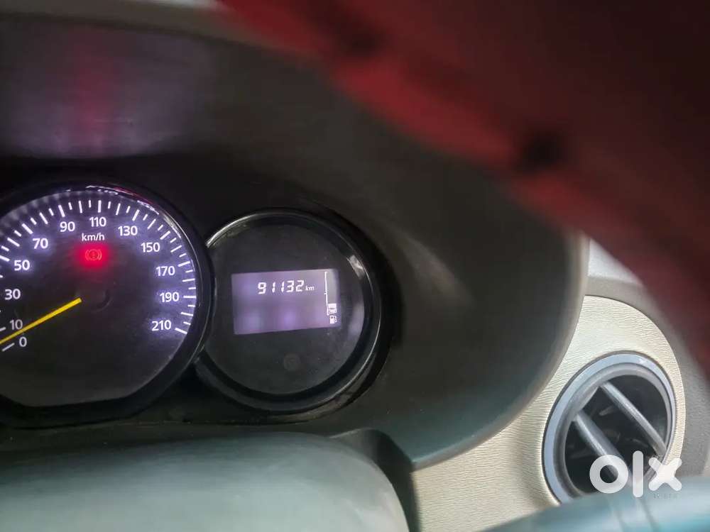 Renault Lodgy 85 Psi Rxl Dci 2015 Sliver In Very Good Condition.