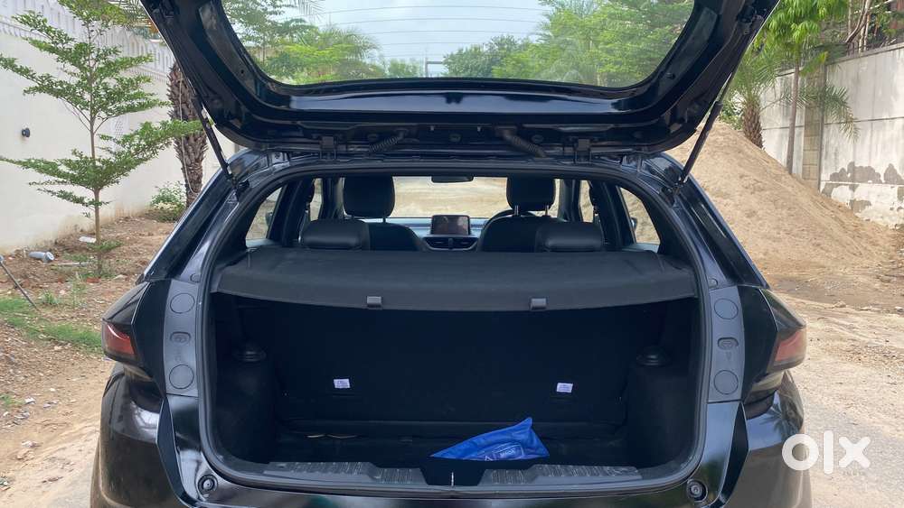 Tata Altroz 1.2 Xza Plus Dark Edition Dct, 2022, Petrol