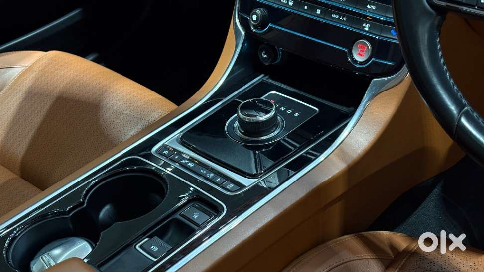 Jaguar Xe Portfolio, 2017, Petrol