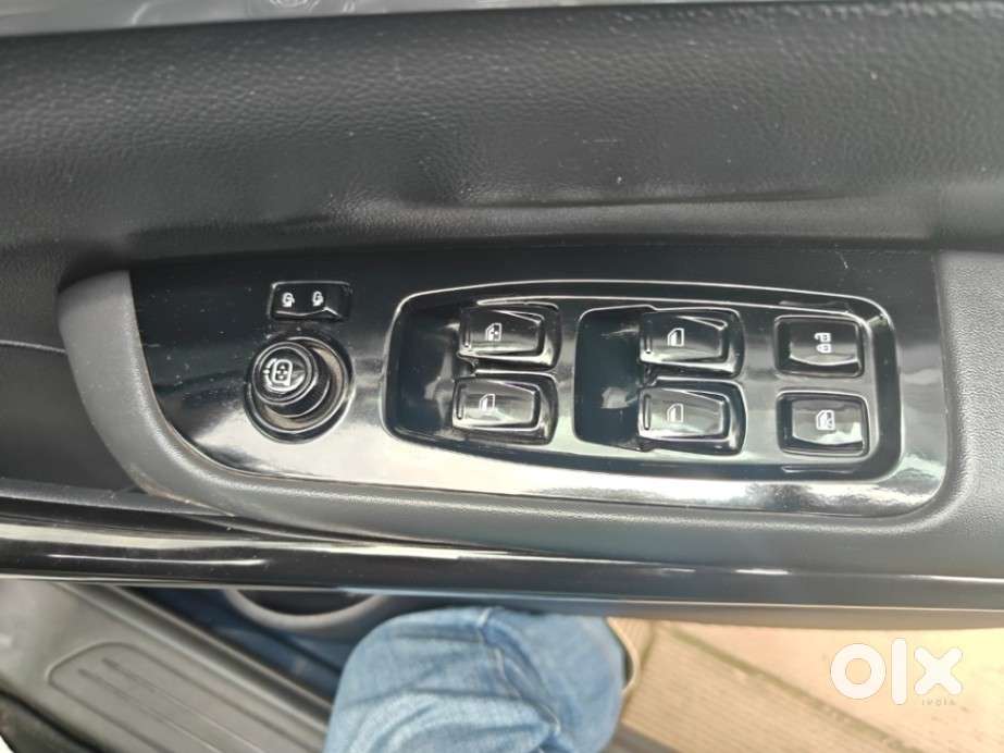 Mahindra Xuv700 2.0 Ax 7 Petrol At Str, 2025, Petrol
