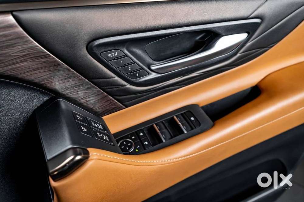 Toyota Vellfire 2.5 Executive Lounge, 2023, Petrol