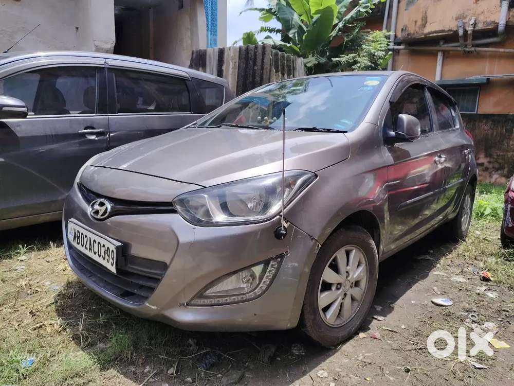 Hyundai I20 2013 Petrol Well Maintained And 30,000 Km Driven