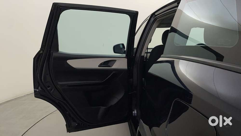 Mahindra Xuv700 2.2 Ax 5 Diesel At 7 Str, 2023, Diesel