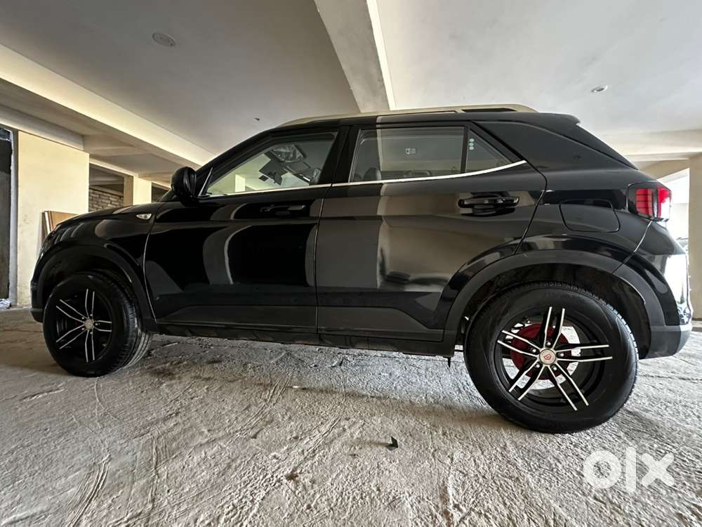 Hyundai Venue 2025 Petrol 15000 Km Driven