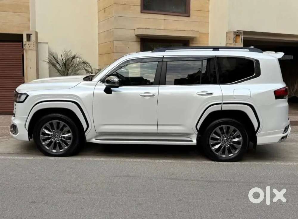 Toyota Land Cruiser 2025 Diesel 7200 Km Driven