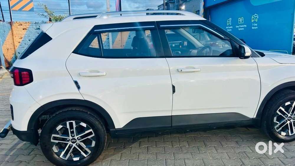 Hyundai Venue 2024 Petrol Mt  Single Owner  8.6k Km