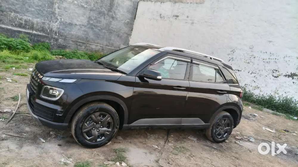 Hyundai Venue 2024 Petrol 22000 Km Driven