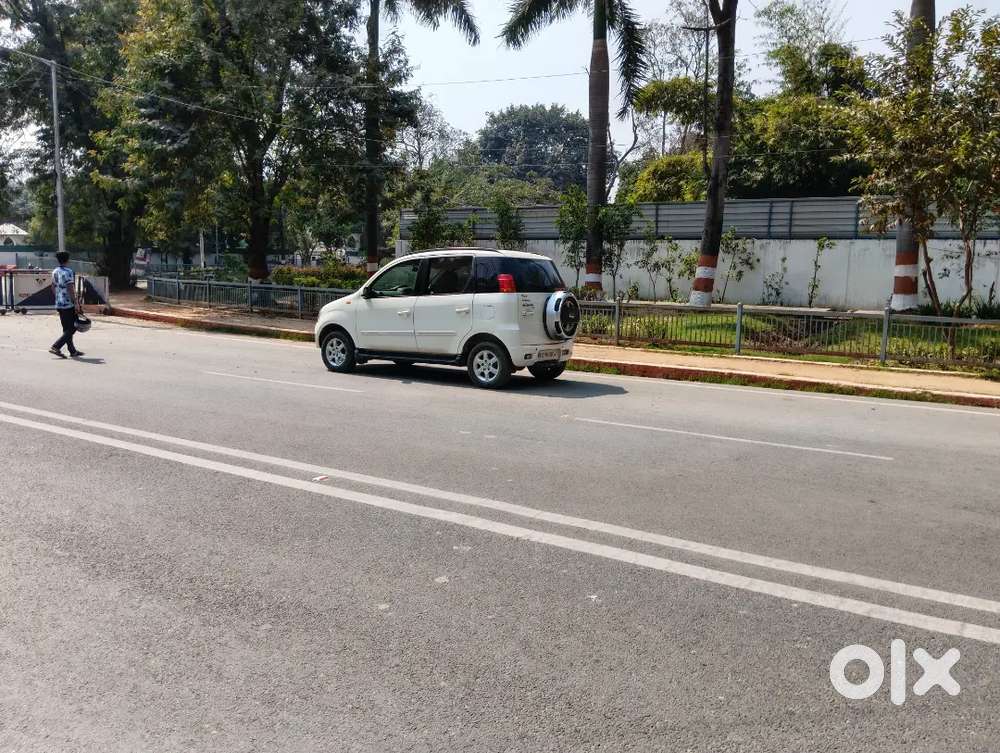 Mahindra Quanto C8 Top Model 2014