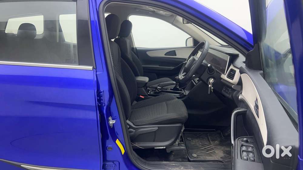Mahindra Xuv700 2.0 Ax 5 Petrol Mt Str, 2021, Petrol