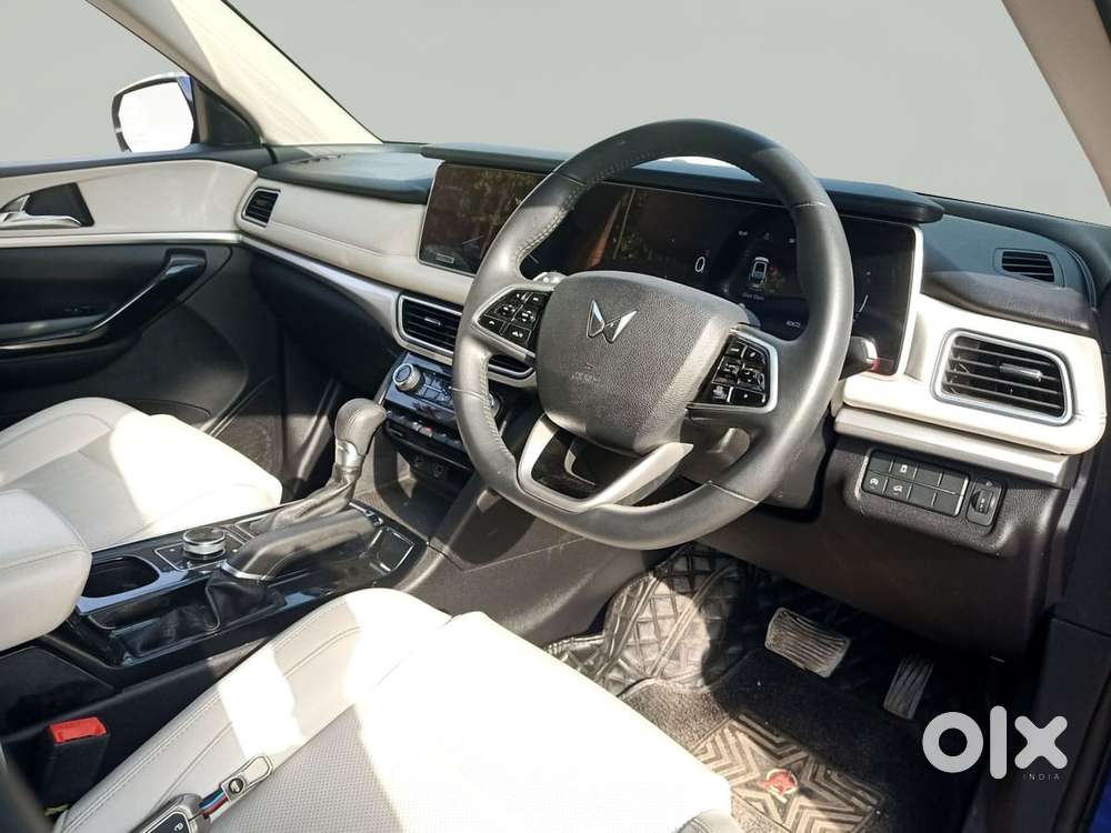 Mahindra Xuv700 2.0 Ax 7 Petrol At Str, 2023, Petrol