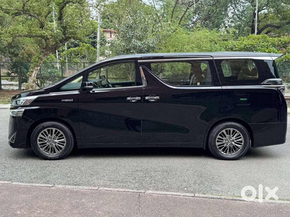 Toyota Vellfire 2.5 Executive Lounge, 2023, Cng & Hybrids